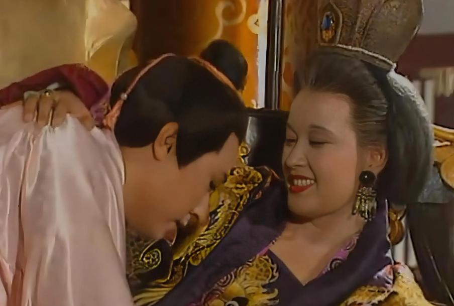 公元700年，77岁的武则天被男宠张昌宗折腾到筋疲力尽，没曾想，当看到武则天睡着