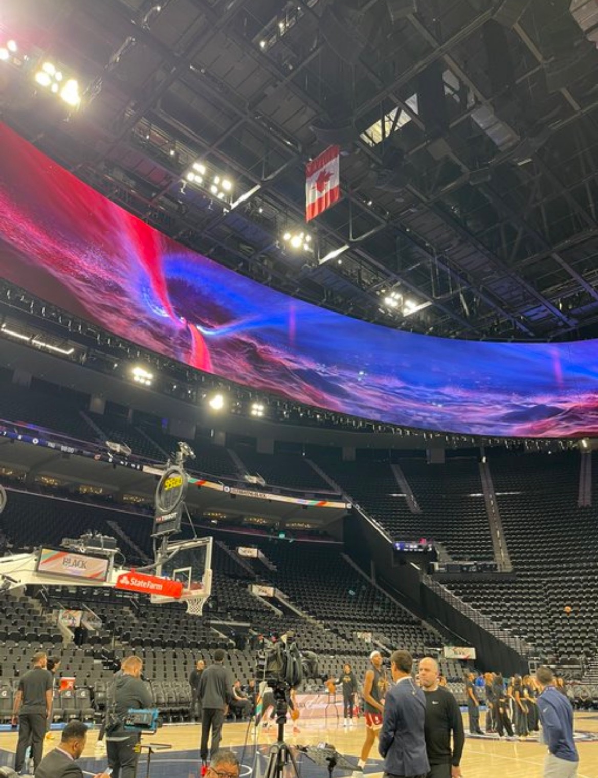 快船工作人员正在操作主场大屏幕，把哈登的出场介绍及比赛画面移除，换成欢迎加兰的视