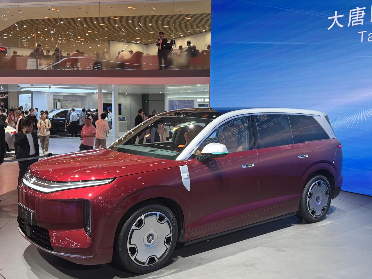 王朝网全尺寸闪充旗舰SUV——大唐 EV，可不只是尺寸大、空间大，本领也很大。