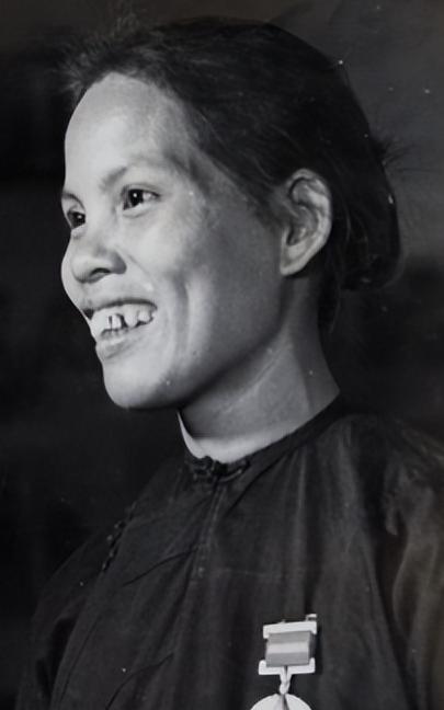 1947年生在越南的隆美兰，后来嫁到了广西龙州，1979年对越反击战打起来时，她