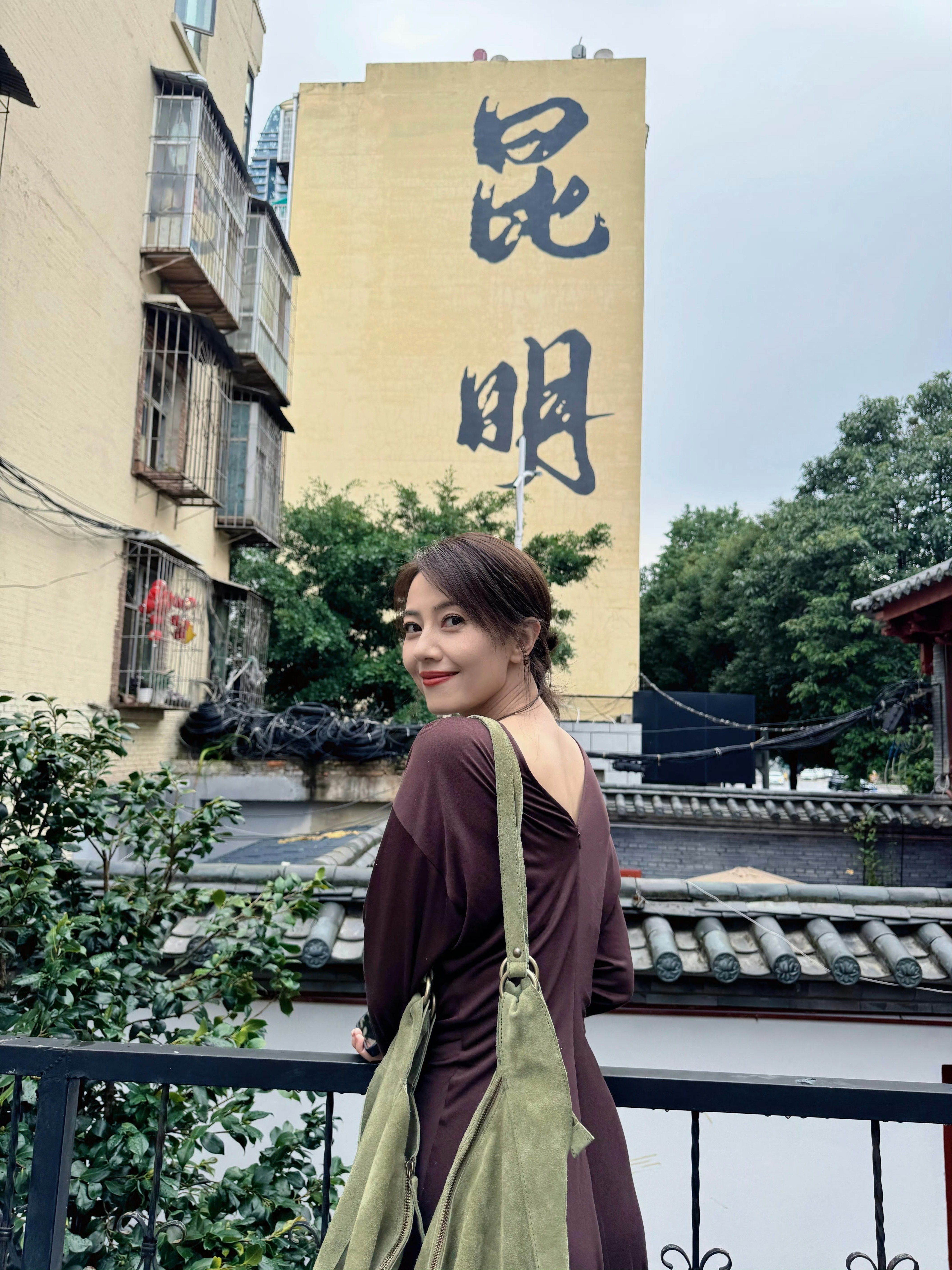 高圆圆[超话] 早前在昆明的这组街拍也太杀了吧！复古风长裙优雅又随性，回眸浅笑直