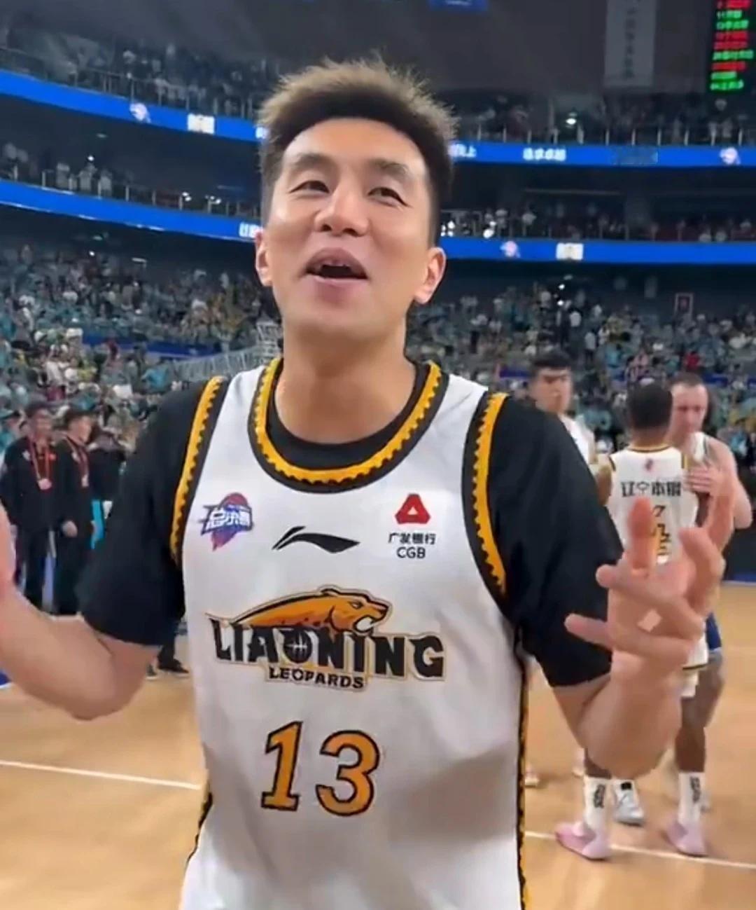 震惊！郭艾伦火线支援广州男篮，季前赛名单引爆关注！
每个人都在谈论，这个休赛期里