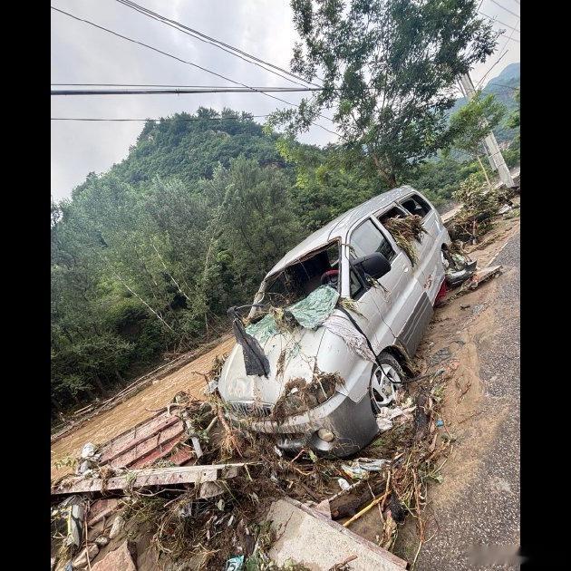 说实话河北这场暴雨真的太吓人了😔 6小时就下了超过200毫米的雨，道路积水直接