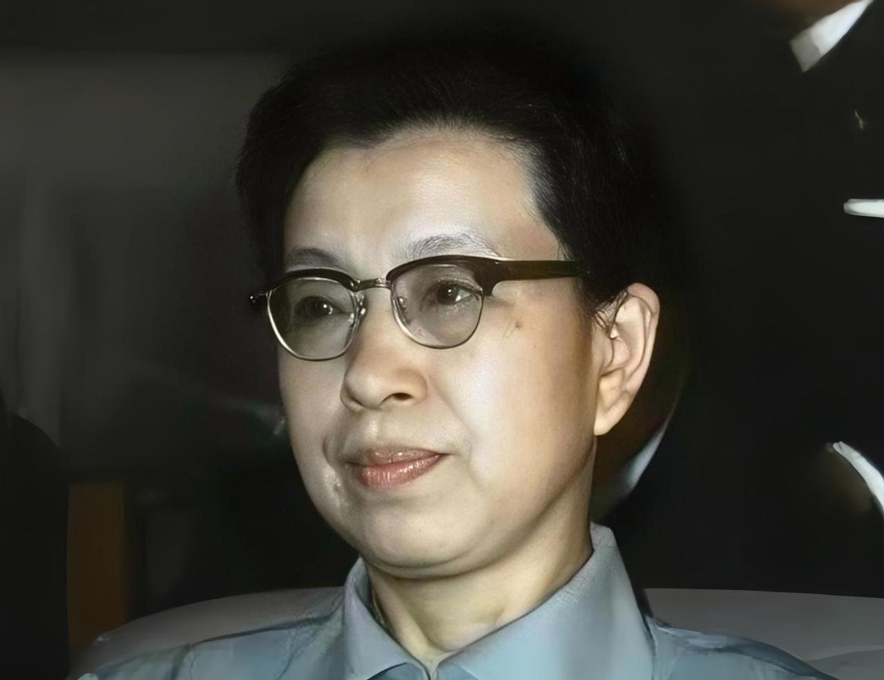 江青给武汉军区某防化连写了一封信，官兵敲锣打鼓，以示庆祝。防化连将江青的信连夜送