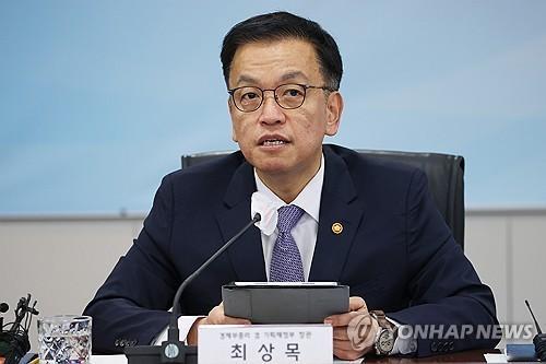 韩国国会通过代总统弹劾案 韩国副总理兼企划财政部长官崔相穆接替韩德洙，任代总统。