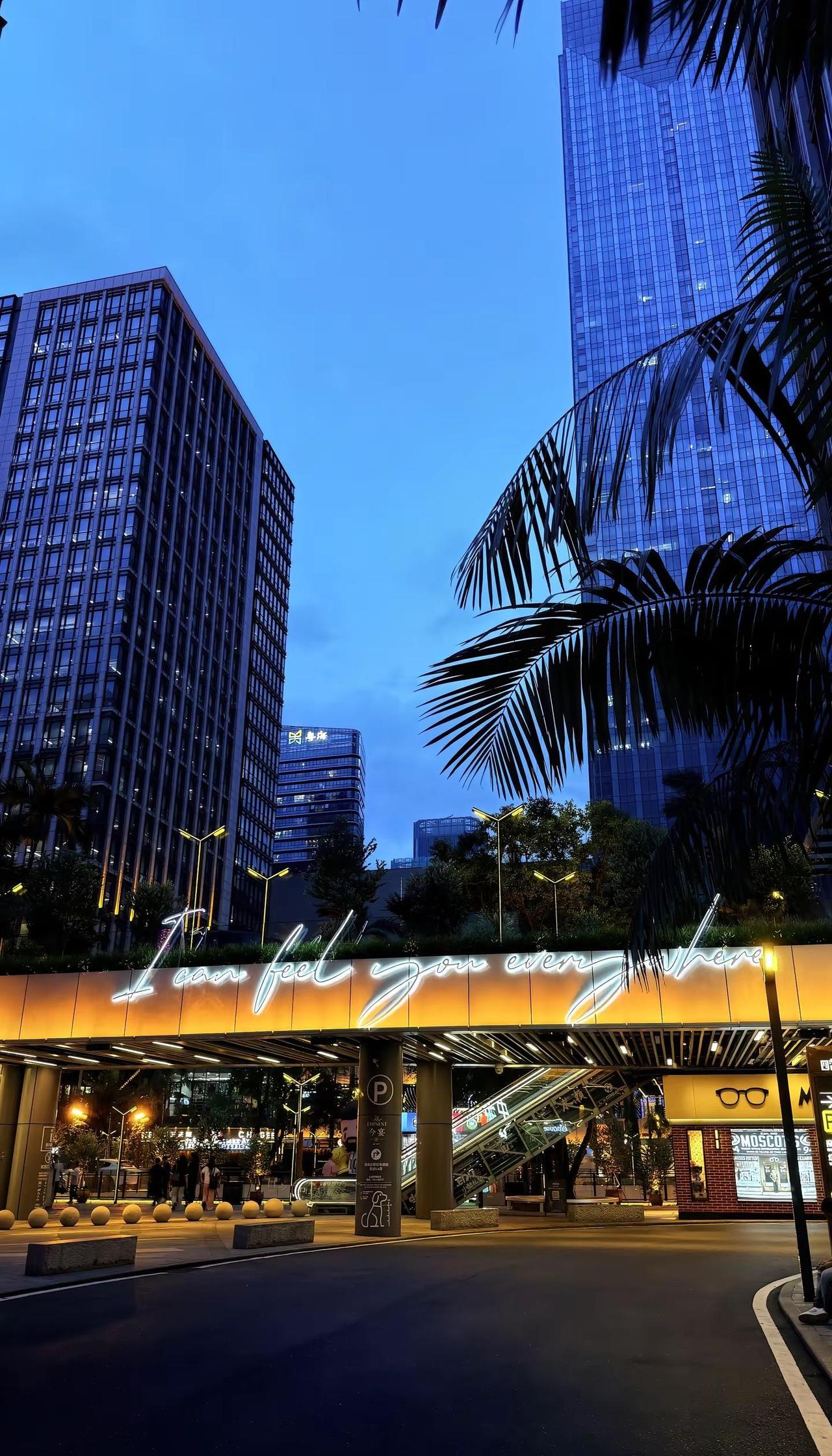 番禺四海城！有种不在国内的美。真的很适合citywalk 很舒适，氛围感拉满！广
