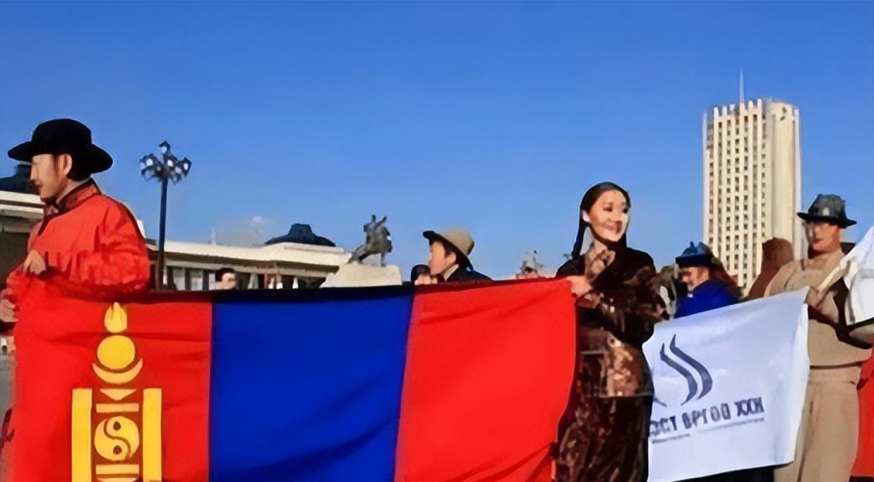 当年皇太极征服漠南蒙古后，搞了个“盟旗制度”，把蒙古分成了内外两块。

《大清会