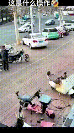 大家快看这个白车司机，车子停在路边，估计是想倒车掉头离开，结果操作失误——油门一