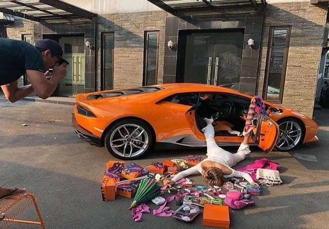 李湘多平台被禁止关注——大胆猜测，应该是上面统一协调下令的，否则做不到这么整齐划