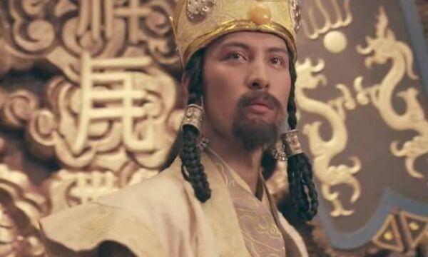 1047 年，李元昊看着美艳儿媳，顿时心痒难耐。他一把将没移氏搂在怀中，对儿子说