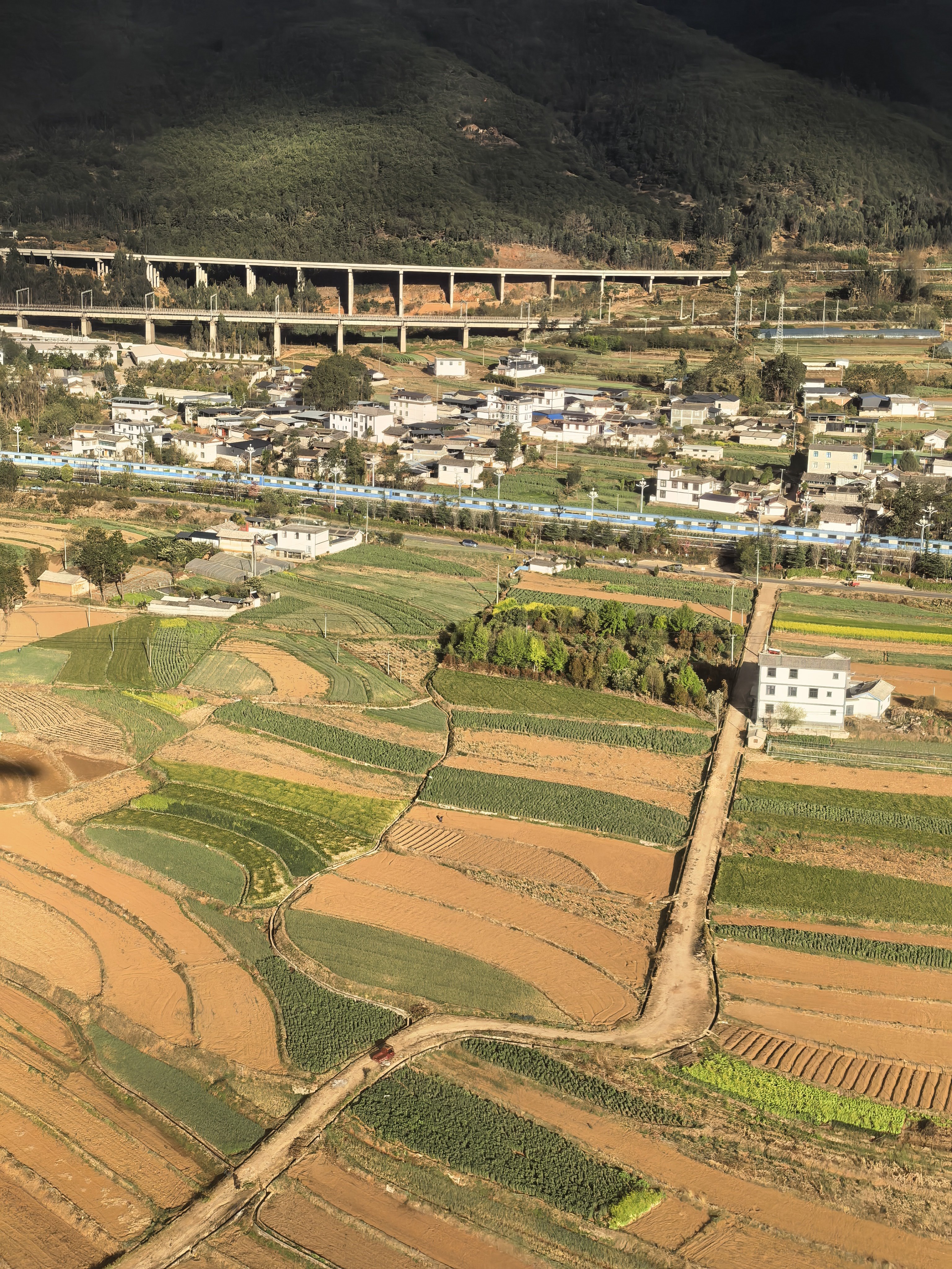 落地云南丽江，没下雨但这边云层还挺厚的，希望这两天可以用新机拍到不少大片