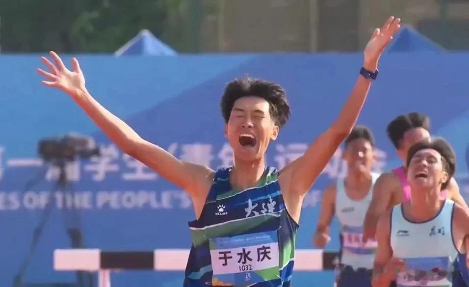 来自大连市足球运动学校田径队的17岁运动员于水庆在学青会（公开组）田径比赛的首个