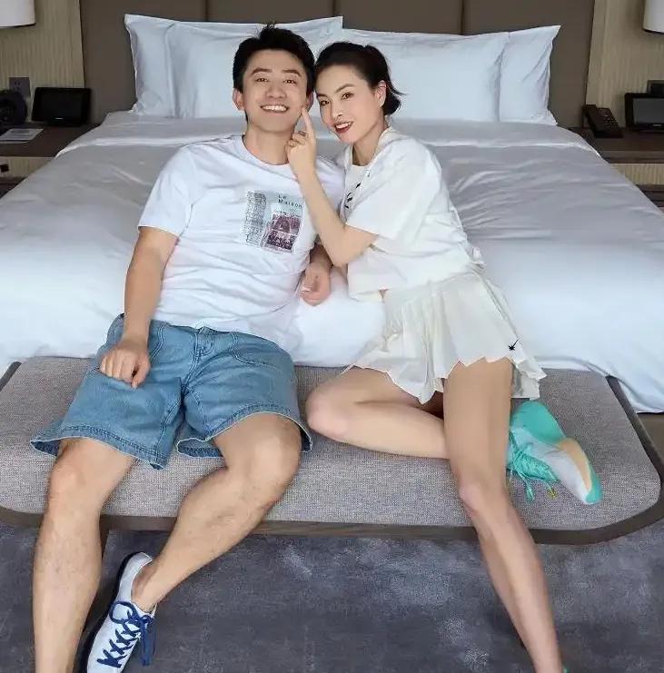 奥运五金王吴敏霞，嫁给了陕西农村出身的张效诚。婚礼上她跪地给婆婆敬茶，被说态度冷