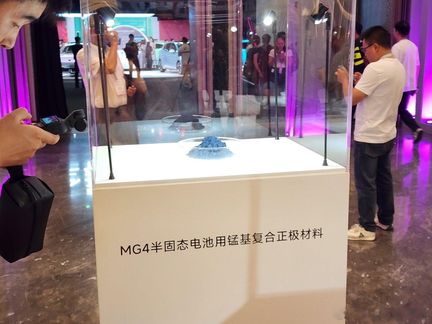 过来参加全新 MG4 预售发布会，现场摆放了很多款改装造型车，我觉得 MG 真的