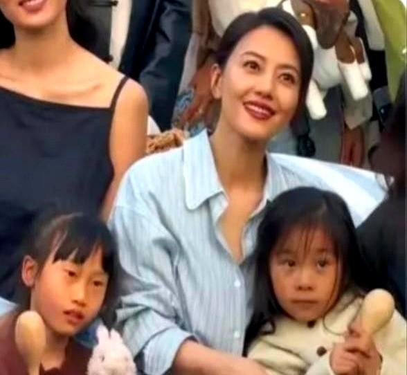 你还没开始认识这个世界，就已经有人告诉你，你的脸长得“不太对”。

高圆圆三岁女