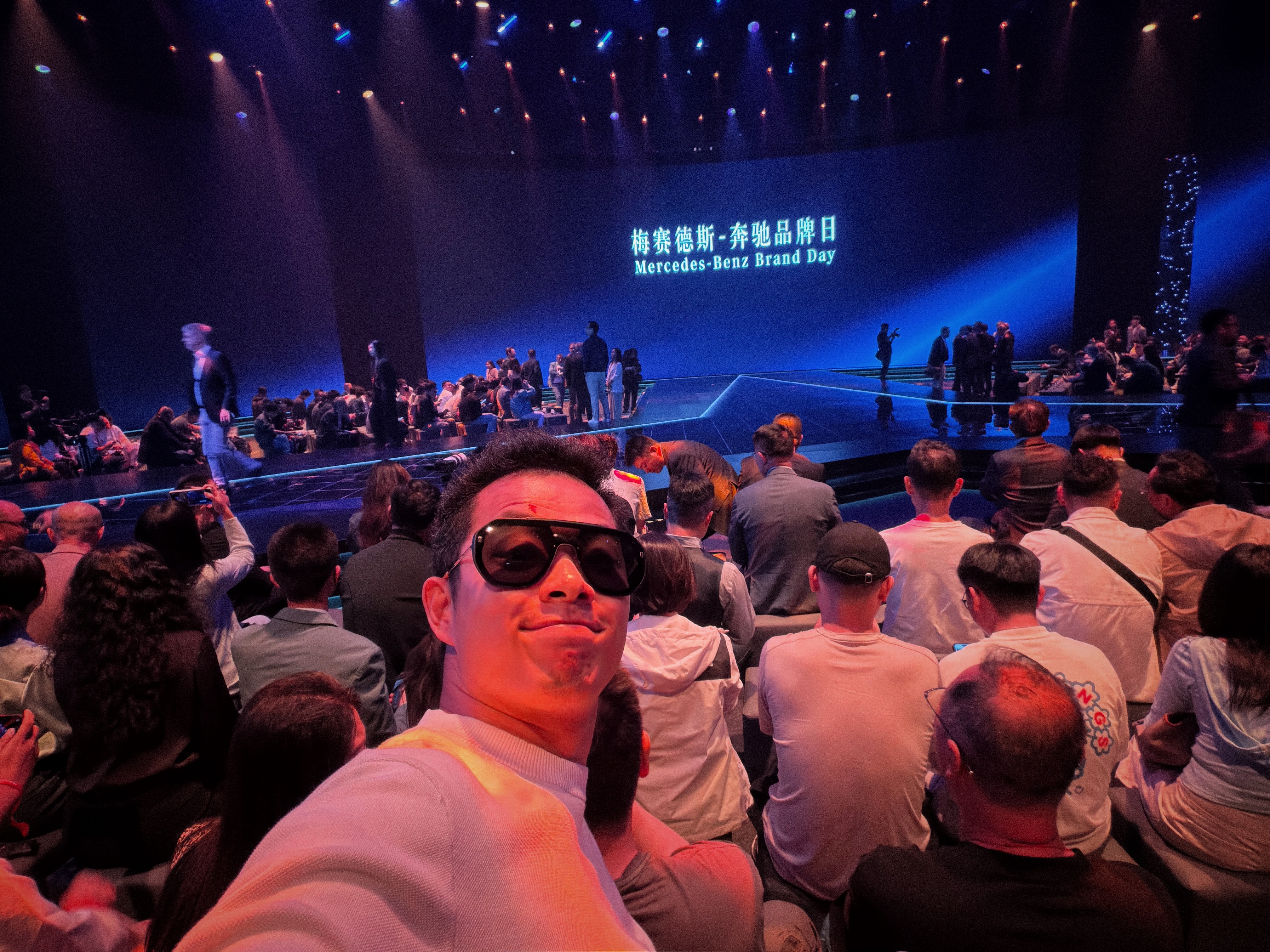 注意看，这个舞台是个三叉星辉 欣哲频道奔驰 北京·751D·PARK北京时尚设计