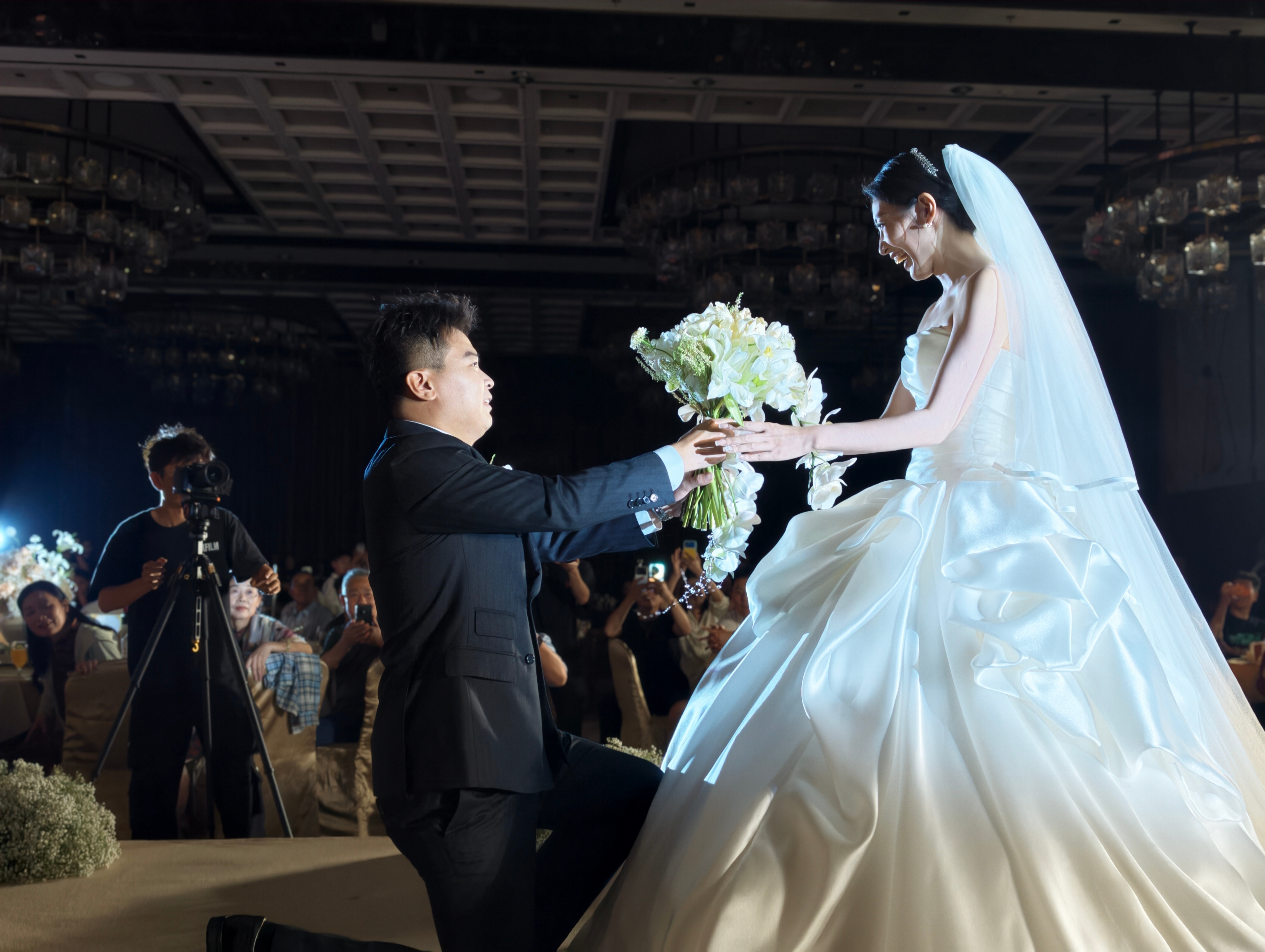 车评人小吕秋晨大婚又哭又笑的，太感人了… ​​​