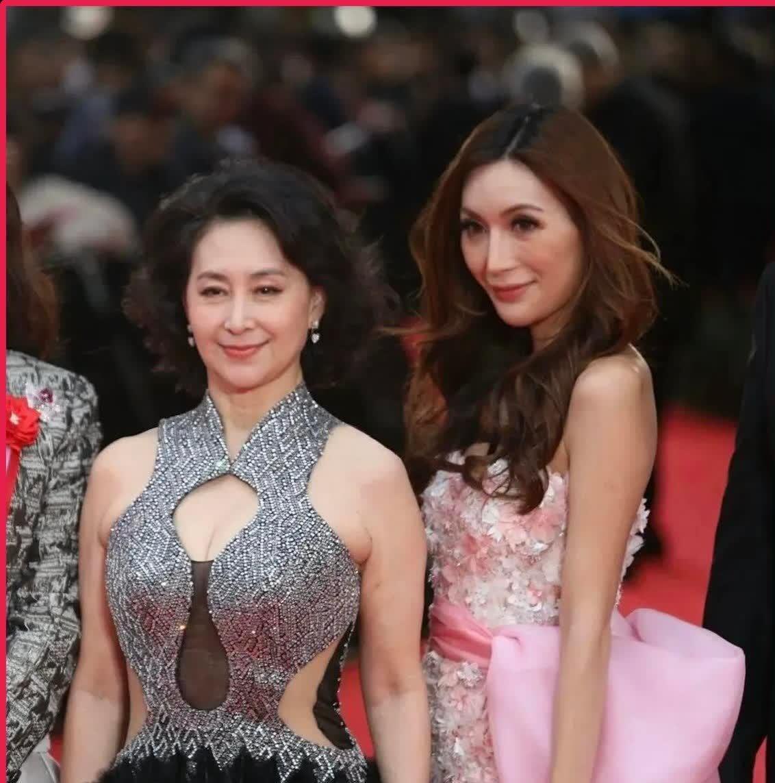 说真的，
我看了三遍！
昨晚刷到一组日本活动的现场图，那位穿镂空裙的女人一出现…