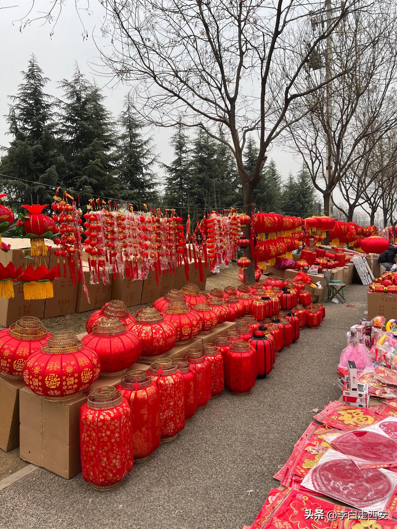 雁翔路灯笼🏮市场，三兆村没拆迁前，

这里的人气还不错，如今三兆村已拆迁，
