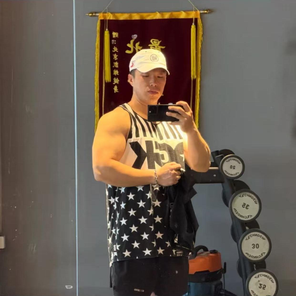 德云社演员中喜欢健身的还真不少，练得不错的应该是副总烧饼和师爷谢金了。近期，烧饼