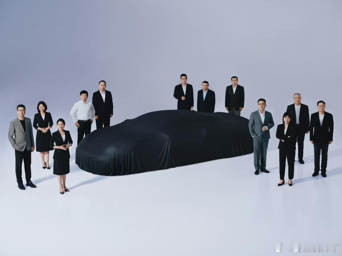 魏总，你你你你 想干啥？这里人多，借一步说话 [doge]魏建军拍合照站不到C位
