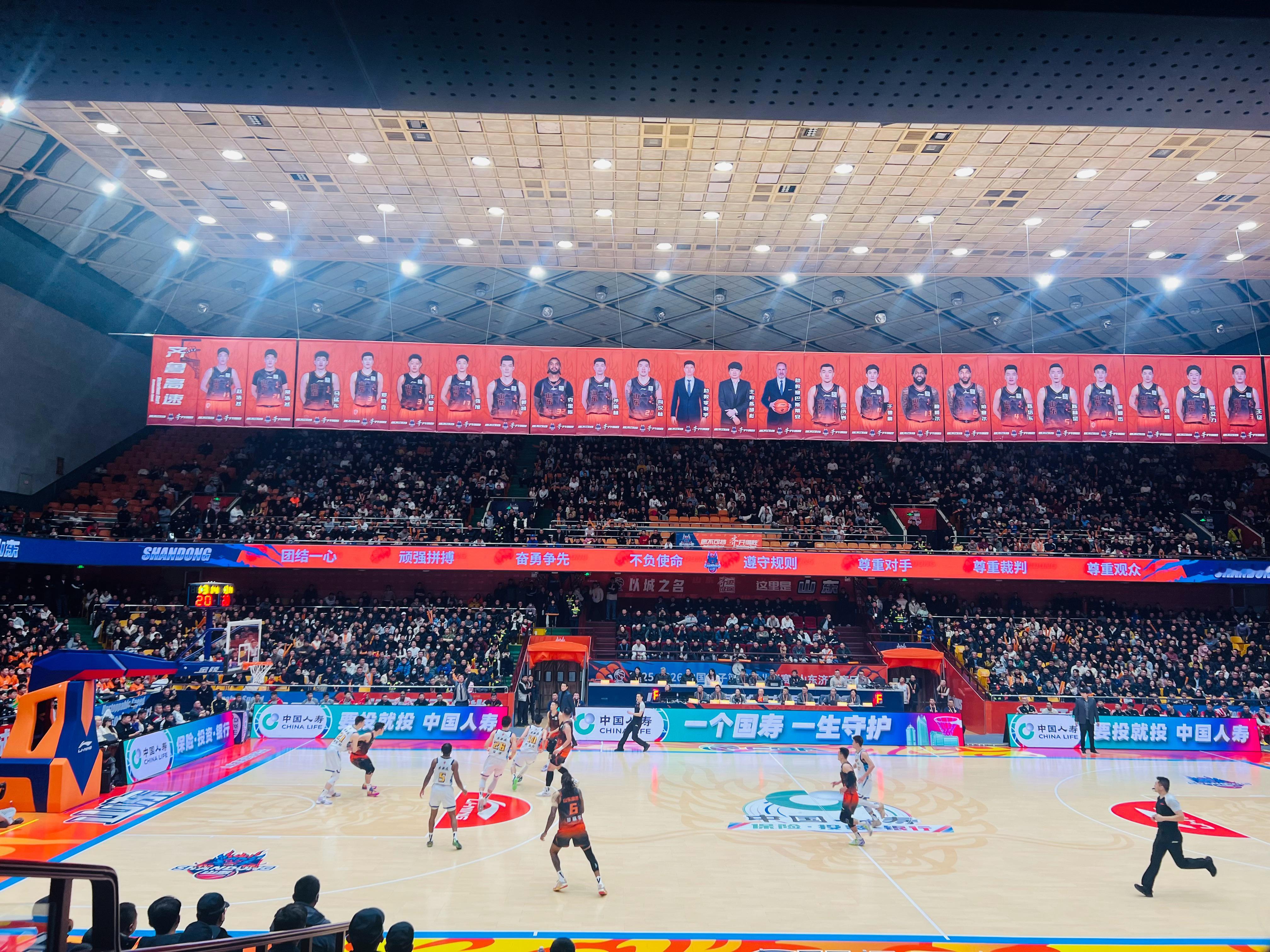 山东男篮拿下浙江广厦，取得三连胜，可喜可贺，这是一场硬仗！首先是山东队比赛开局打