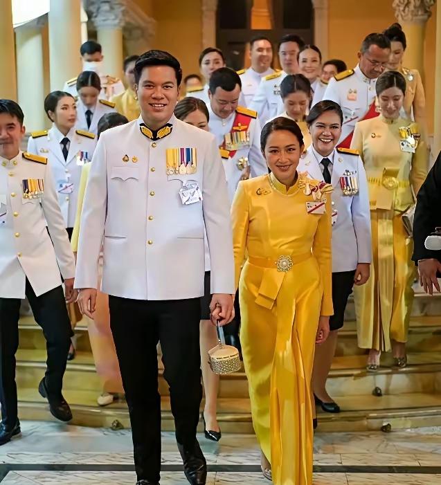 为什么佩通坦下台后，泰国政坛正上演紧张政治大戏？
首先佩通坦因被指控与柬埔寨前领