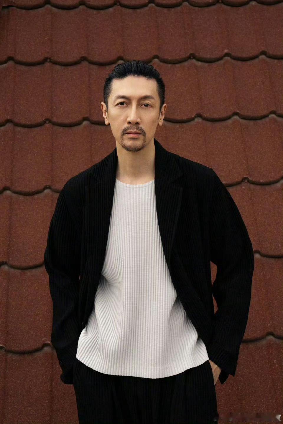 谁给张鲁一做的造型张鲁一大背头好帅 这发型太衬他了，利落里透着股沉稳劲儿。每次亮