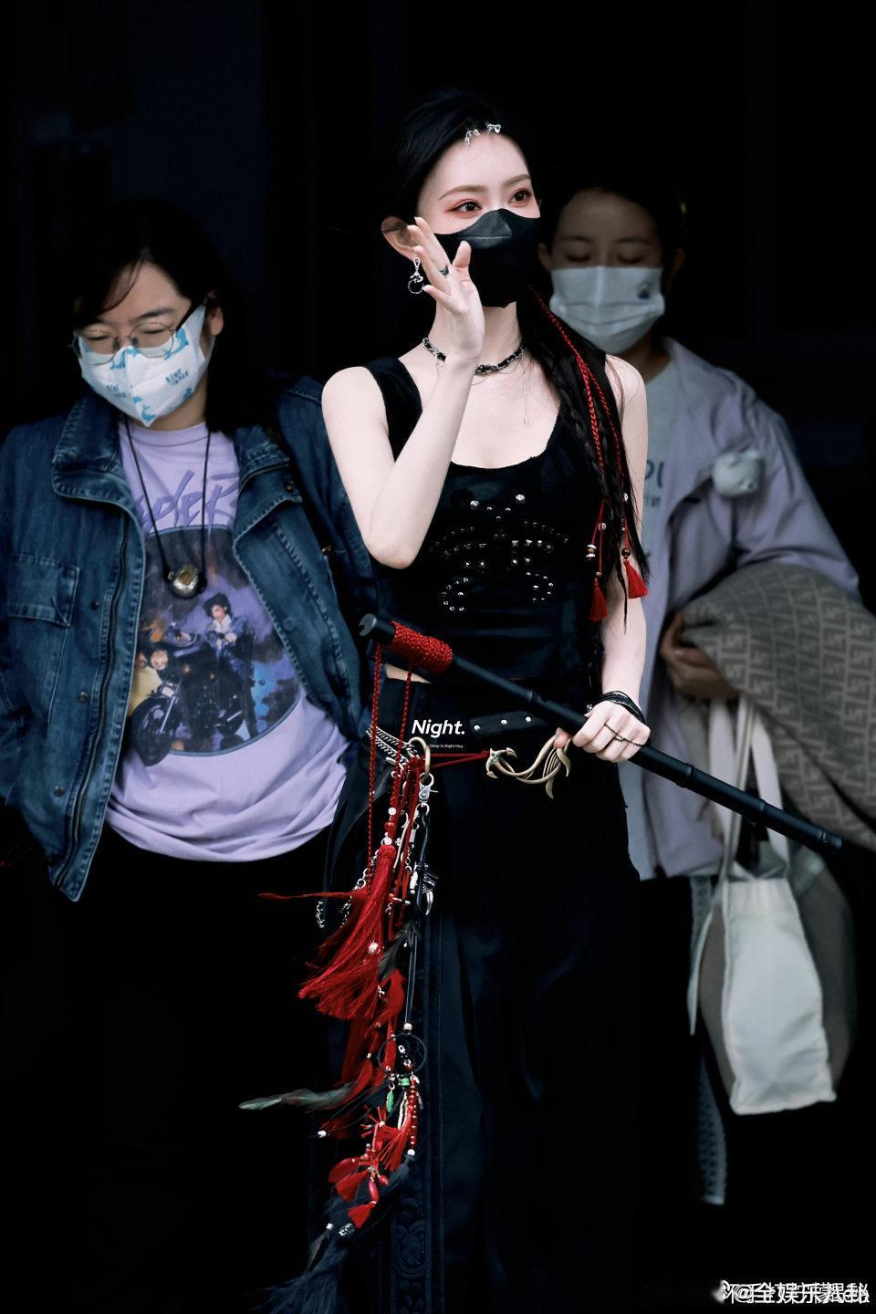孟子义新中式侠女风孟子义cos侠女孟子义这组新中式侠女风太绝了！红衣配长剑，眼神