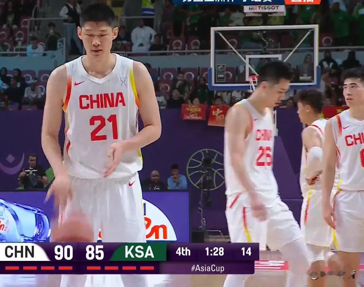 【中国男篮首战东道主沙特艰难获胜赢得开门红】
在刚刚结束的男篮亚洲杯中国对东道主