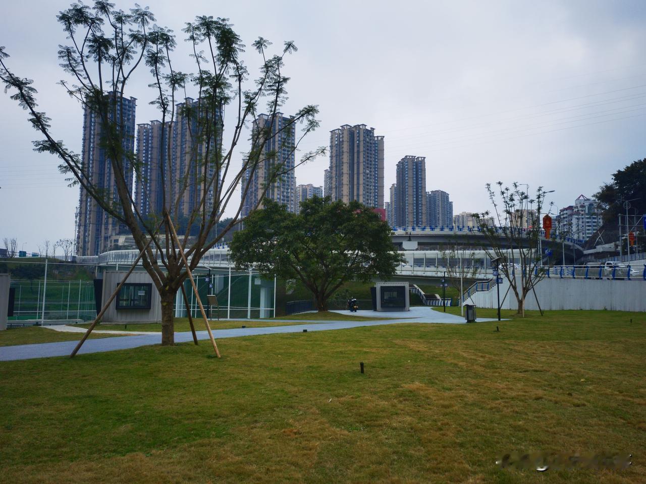 重庆城区的建设水平也是越来越高了！
充分利用城市空隙碎地，改造修建成公园绿地，布