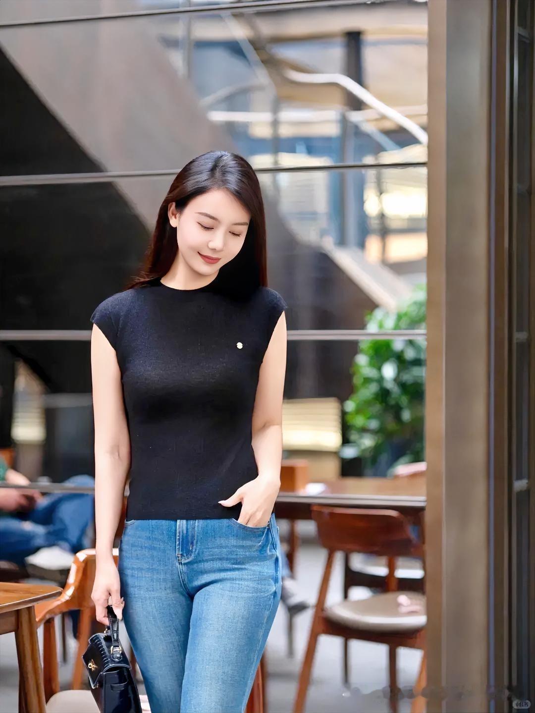 人本过客来无处，休说故里在何方。
随遇而安无不可，人间到处有花香。
风有风的清欢