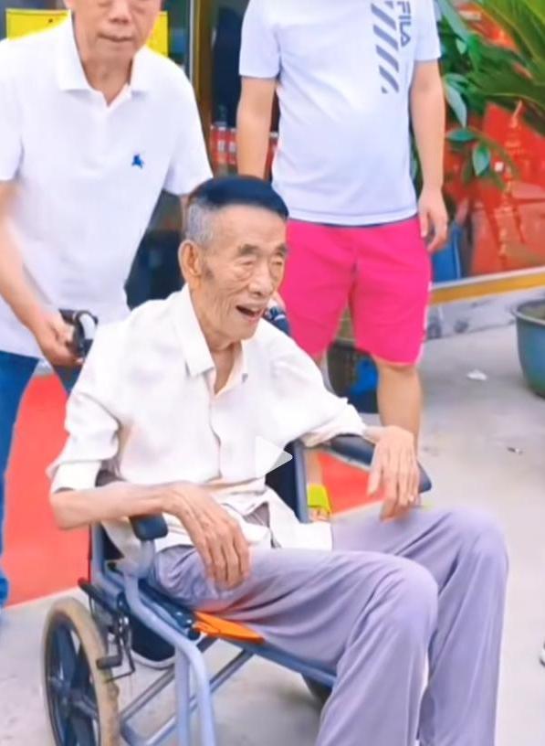 杨少华离世令人震惊，生前频繁参加活动引发争议。享年九旬的他，晚年身体衰弱，仍被安