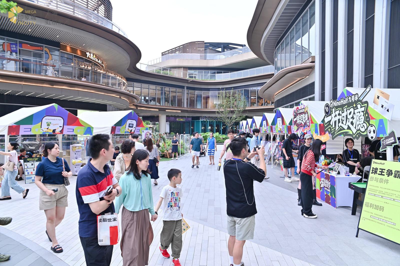 虹桥前湾印象城世界杯集市抢先版这次因为在室外，所以各家店铺都控制了球衣数量，但你