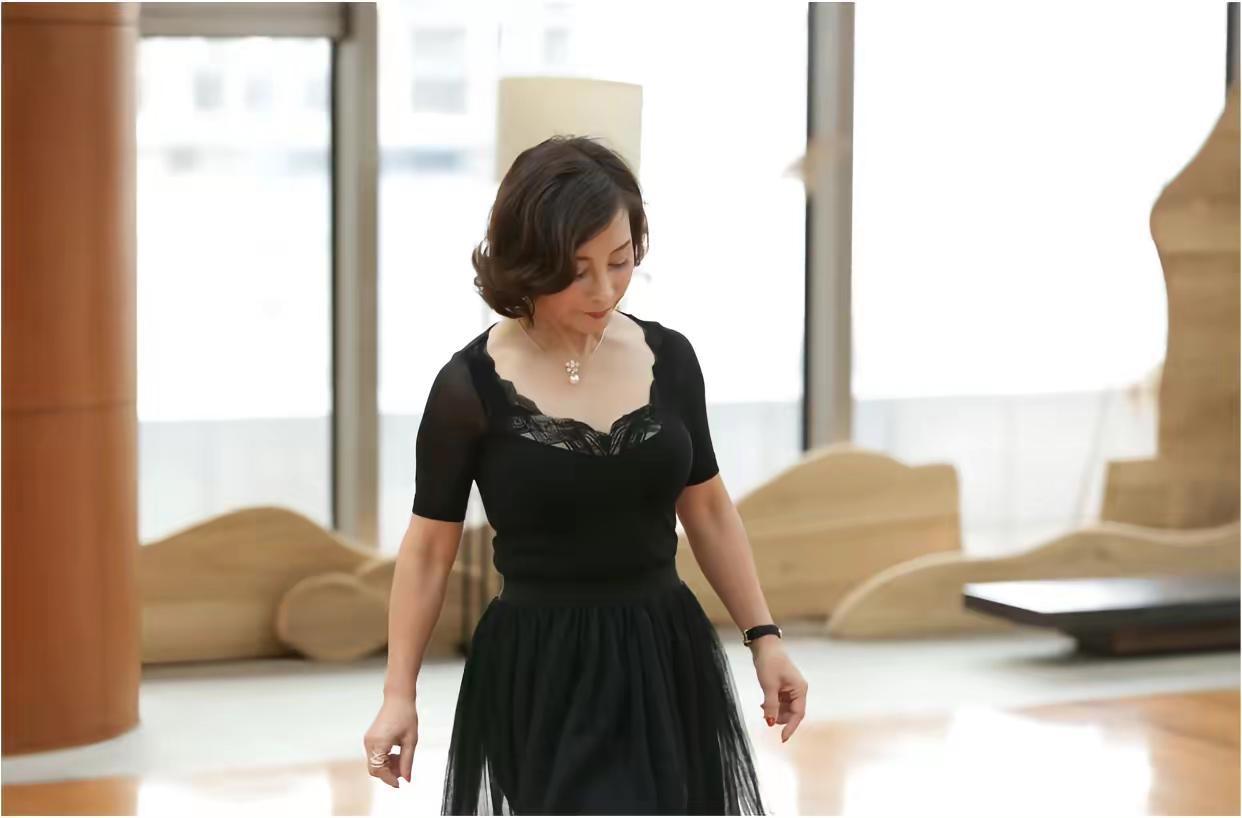 优雅的的一组拍摄，气质很好的姐姐。赫本法式温馨小黑裙 优雅气质 黑纱连衣裙 黑裙