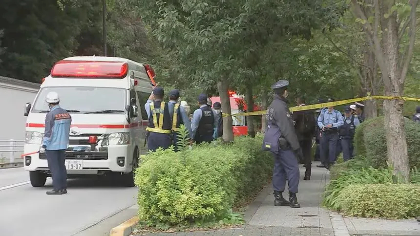 【特朗普即将访日，#美驻日使馆附近发生持刀袭警事件# 】据日本东京警视厅消息，当