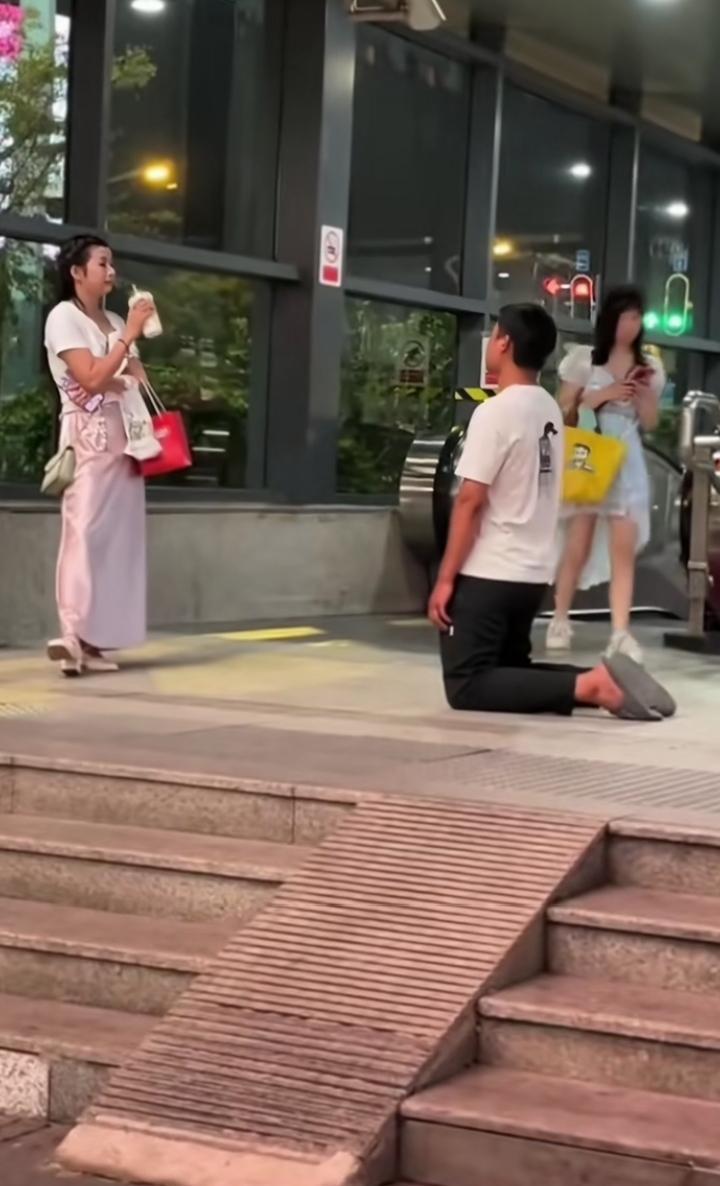 昨天看到一男子当街给女的下跪。今天看到该男子发视频解释说：对面女子是他老婆，他下