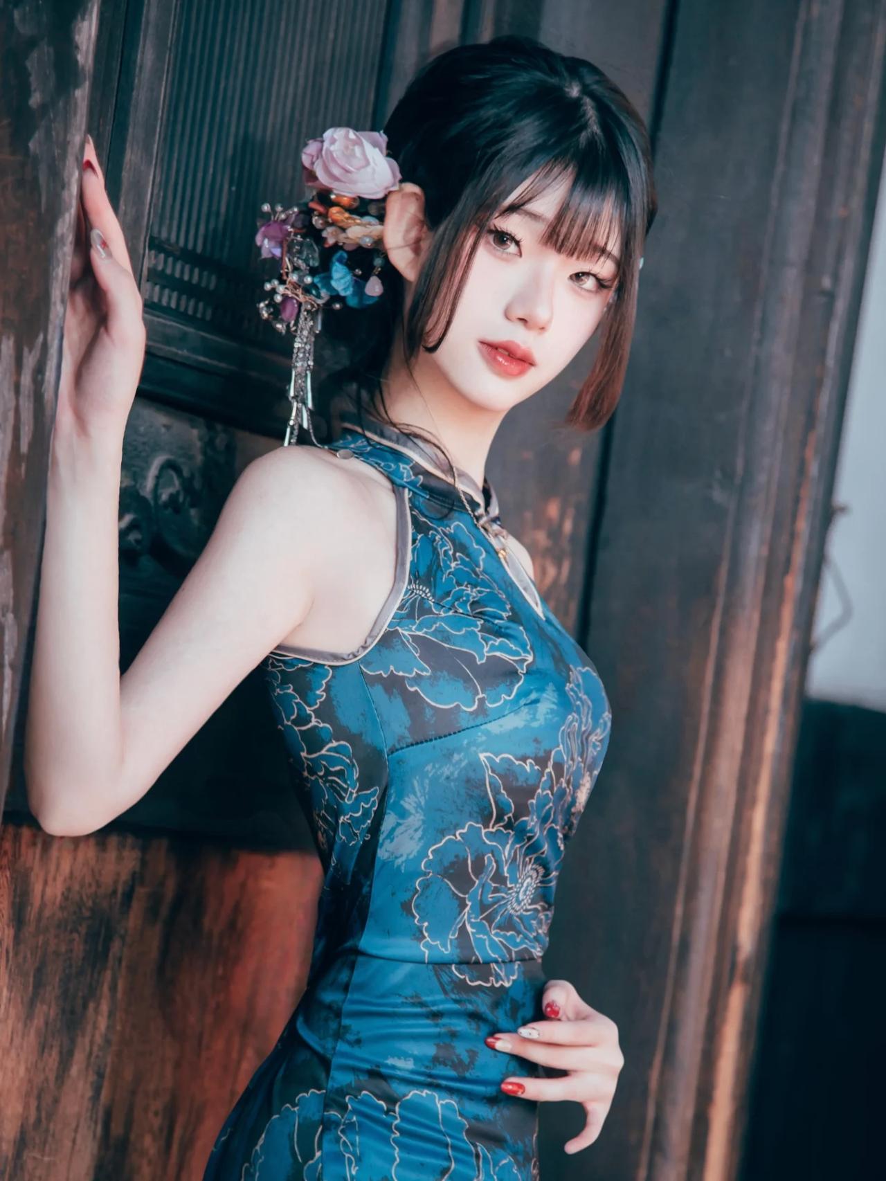 复古旗袍少女，优雅气质，花饰点缀，古典韵味十足。旗袍风服饰 怎样穿搭知性又显身材