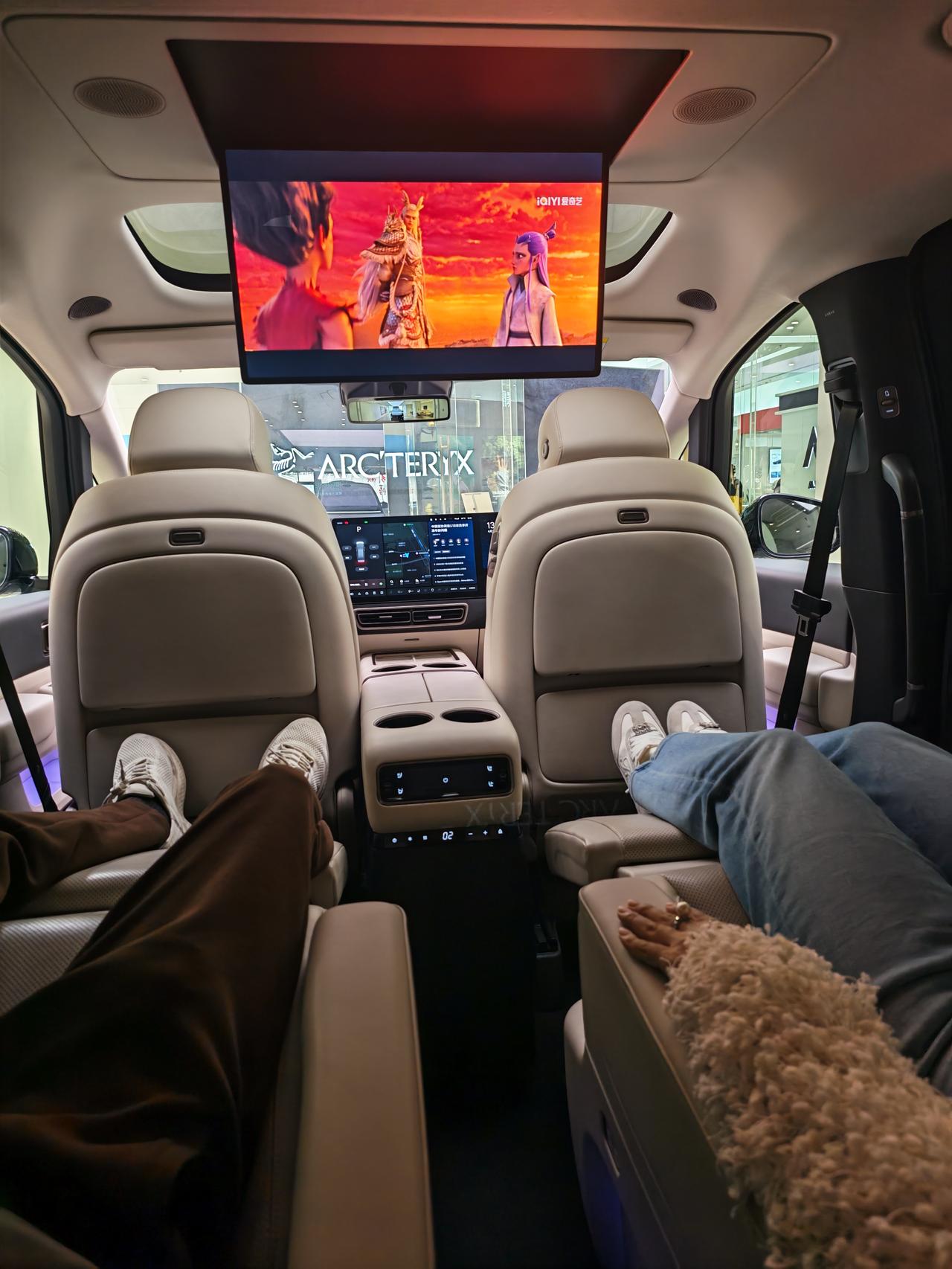 如果在北上广深就买得起一个两居，怎么有三居的感受呢。
​
买一台理想MEGA。或