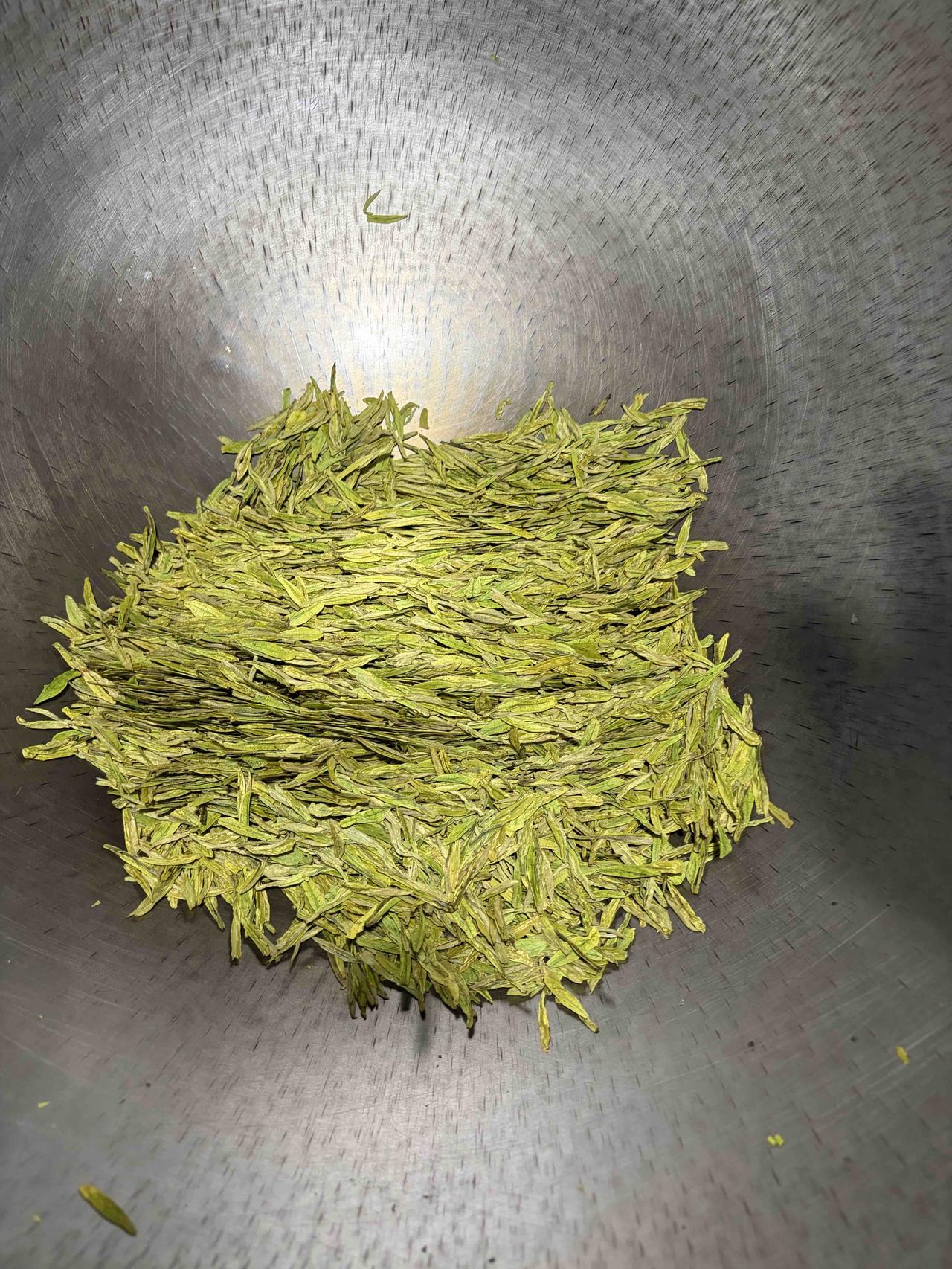 夜深人静炒茶时，下午摘了点野茶，做成了卷形；奶白茶，做成了扁形。
明天再试试味道