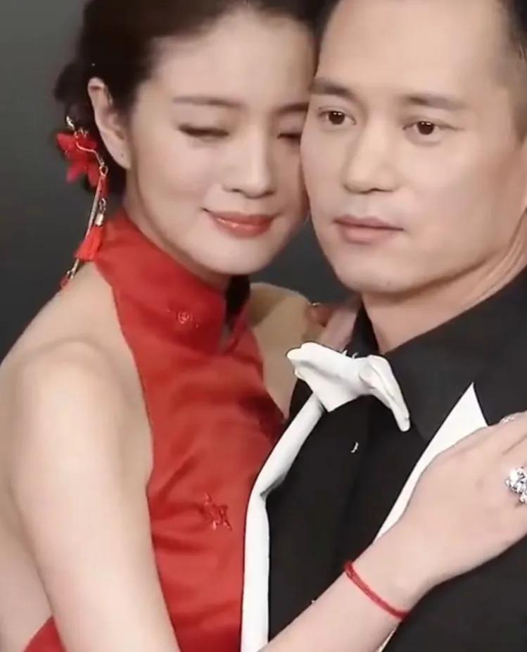 据报道，安以轩已经复出拍戏了。她的复出据说是为了帮助她的丈夫还债。尽管她的丈夫因