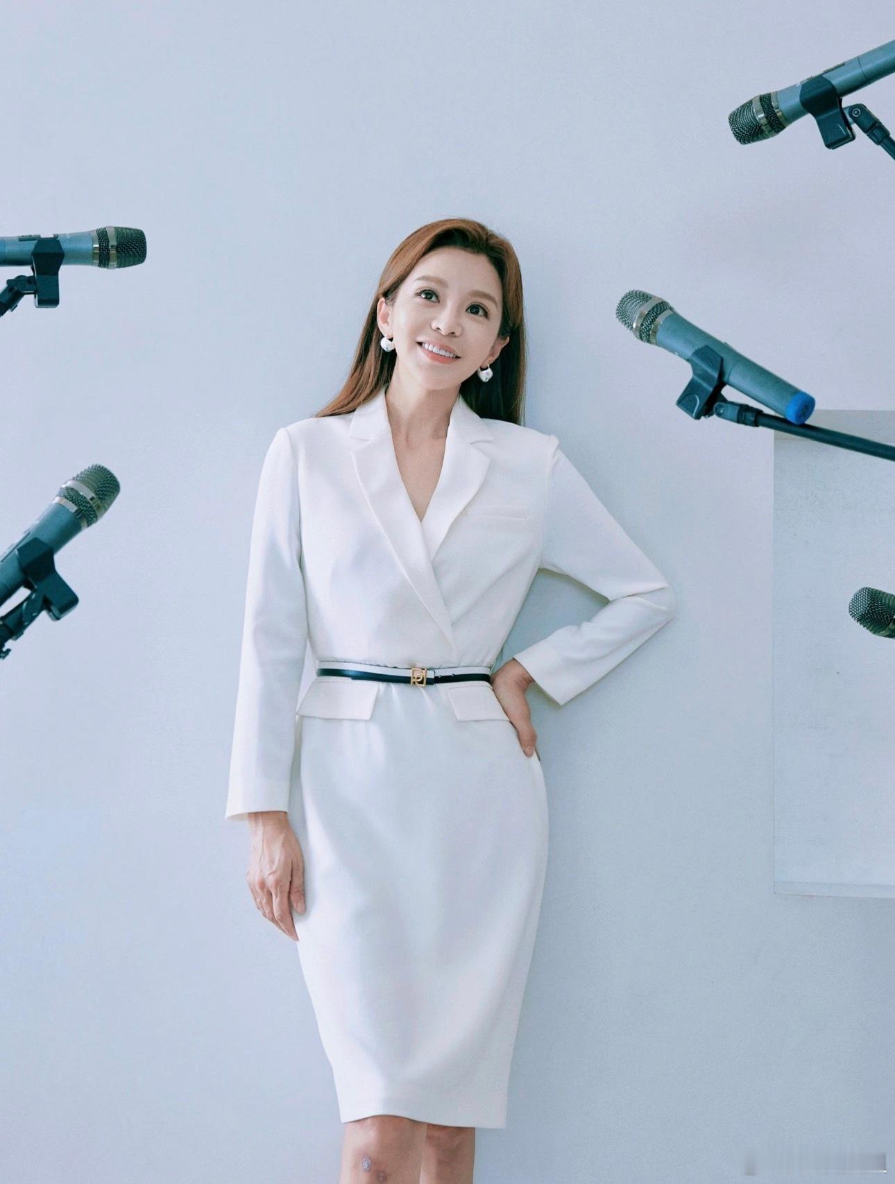 朱迅曾因手术差点告别舞台朱迅17年前差点告别舞台术后15天绑着绷带重返舞台，20