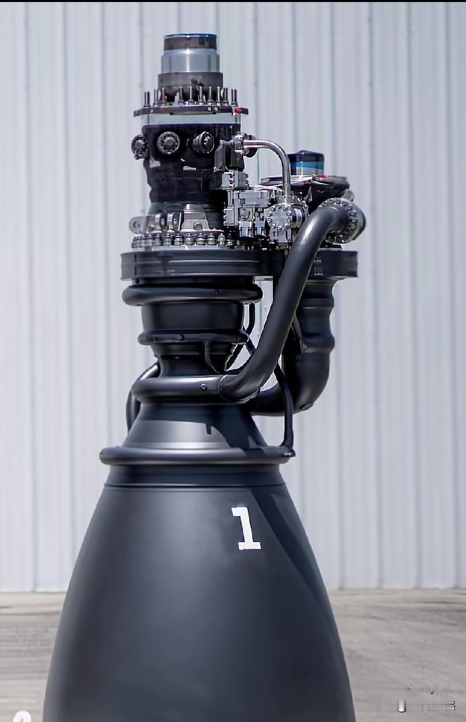 马斯克在无论是科技界还是在商界，都堪称是一个狂人，他的雄心和抱负，已经超出了正常