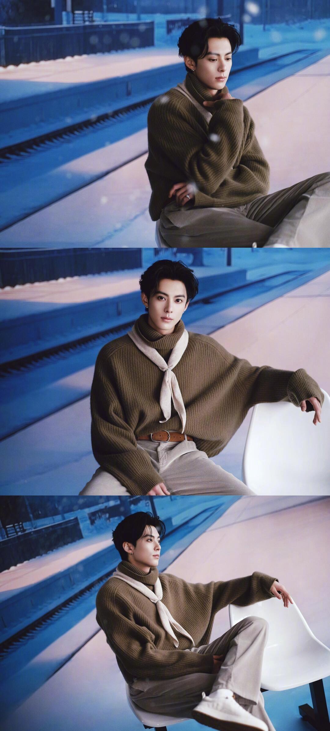 王鹤棣温暖冬日男友风

王鹤棣出席成都线下活动造型，身着棕褐色插肩高领针织衫，搭