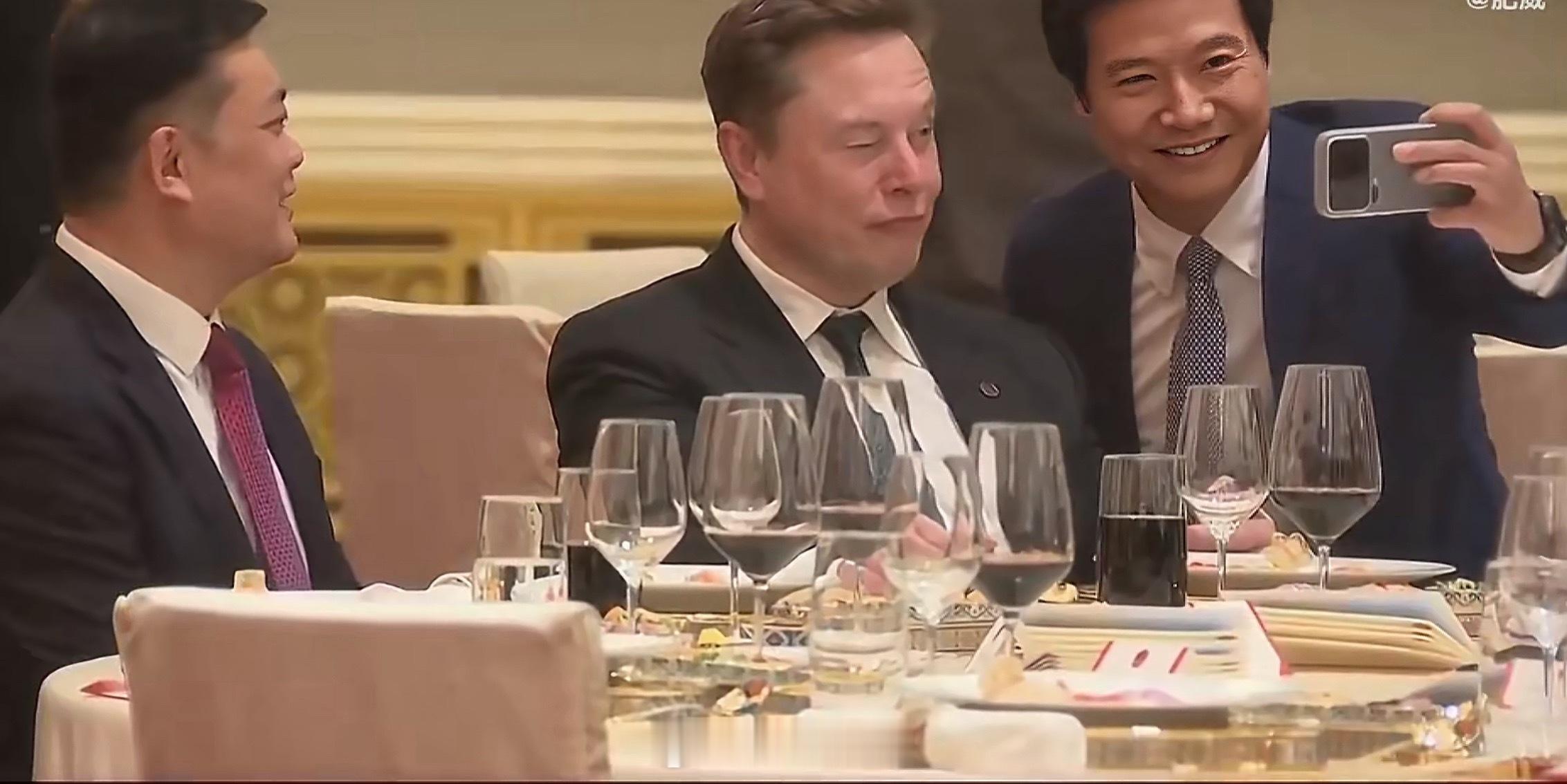 雷军去找马斯克合影，马斯克这个表情啊耐人寻味，哈哈 