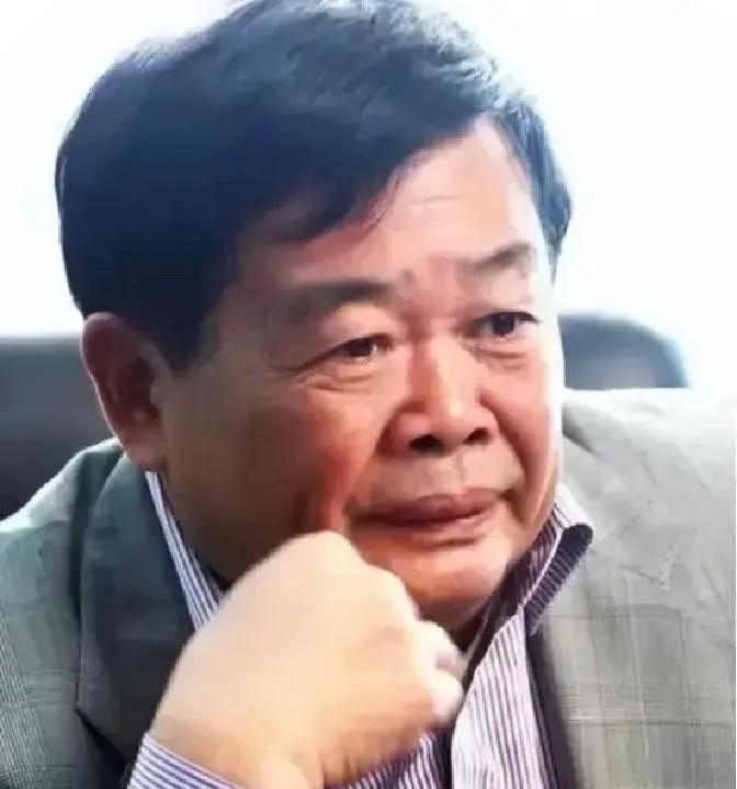 2015年，曹德旺拿出100万给一个小女孩换肾。可谁知，小女孩治愈后，却给曹德旺