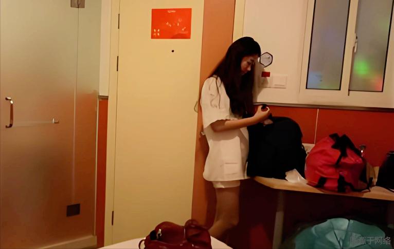 得不到就毁掉？深圳，男子发现妻子和一中年男人亲密后，经常上班中途回家，情人几次落