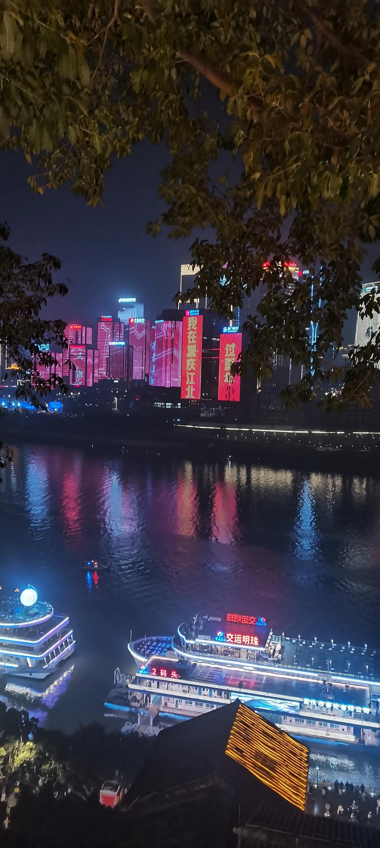 重庆有什么地方可以欣赏到夜景?重庆可以欣赏夜景的地方可多了，千厮门大桥，重庆大剧