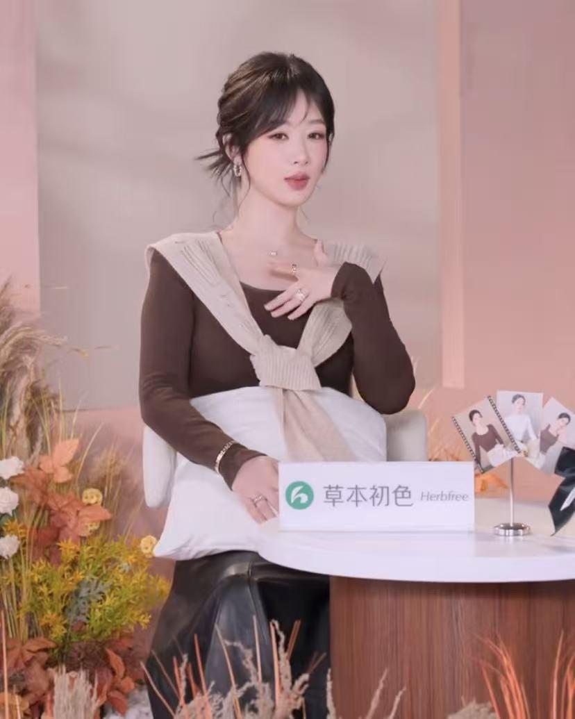 笑死了！杨紫新活动中，学人家模特展示天鹅颈的动作，一顿操作下来，自己都把自己逗笑