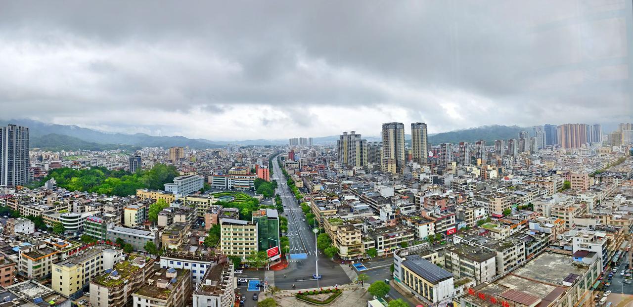 俯瞰城市风光，云雾缭绕，现代与传统建筑交相辉映。